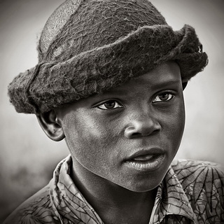 Queen Elizabeth - Katwe - Boy with hat